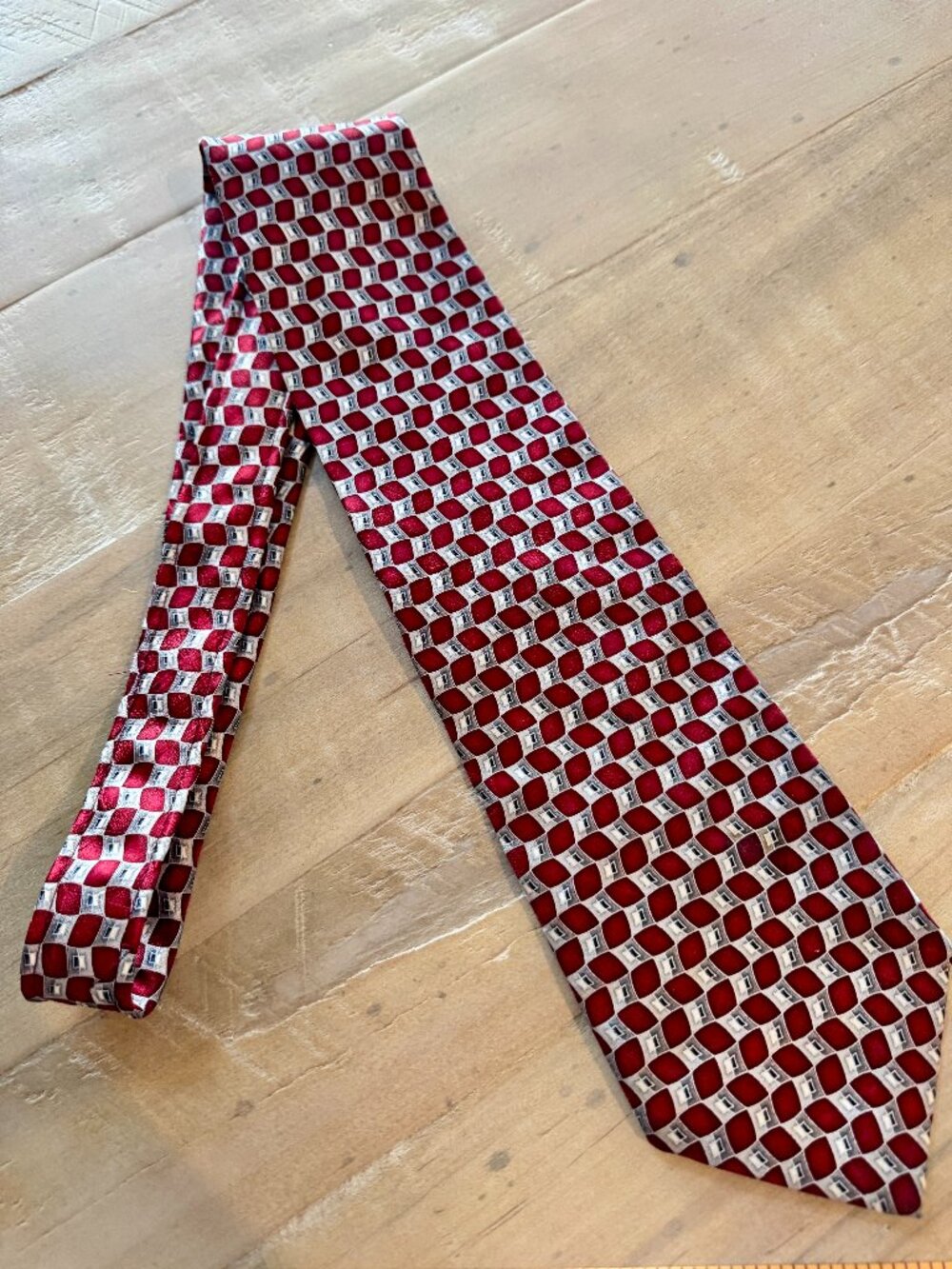 Roundtree & Yorke red square pattern silk necktie